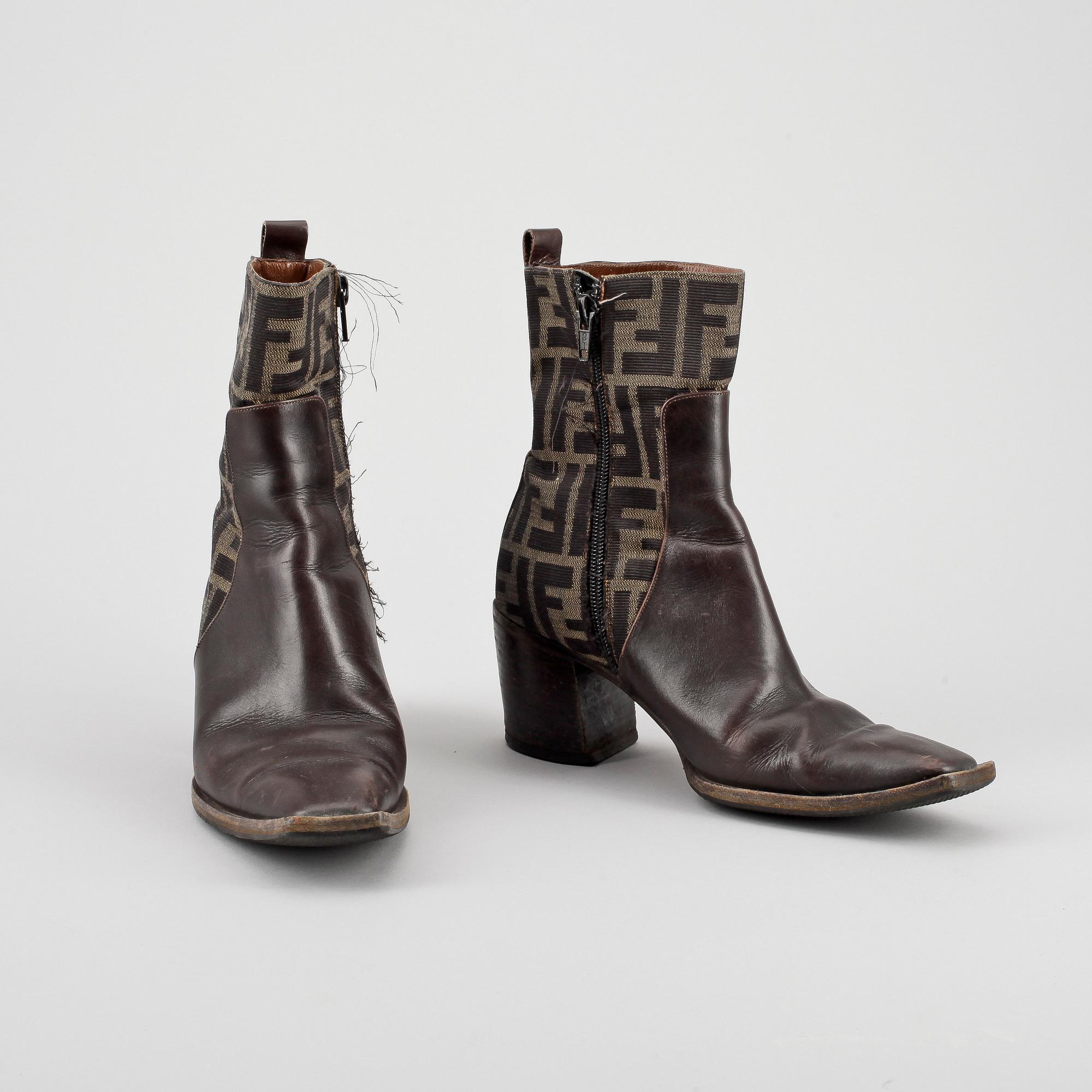 BYXOR/JEANS och BOOTS, Fendi.