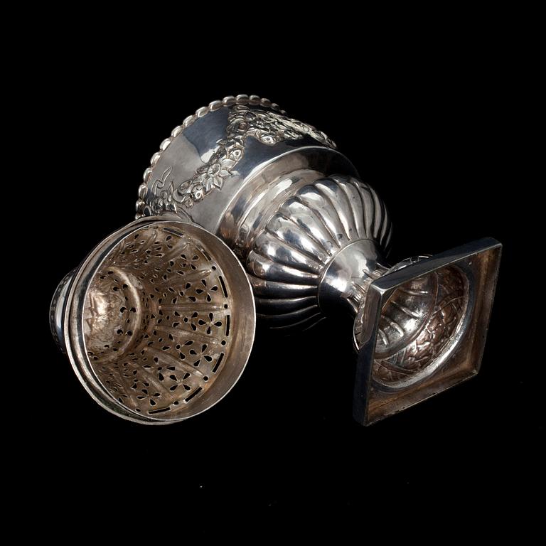 SOCKERRUSKA, silver, Mellaneuropa, 1700/1800-tal. Vikt ca 263 g.