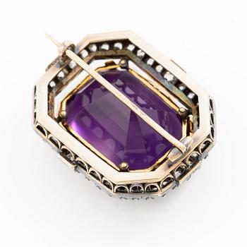 A brooch 14K gold and silver with a faceted amethyst and old-cut diamonds, 19th century.
