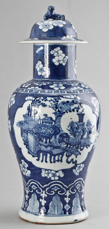 LOCKURNA, porslin, Kina, 1900-tal.