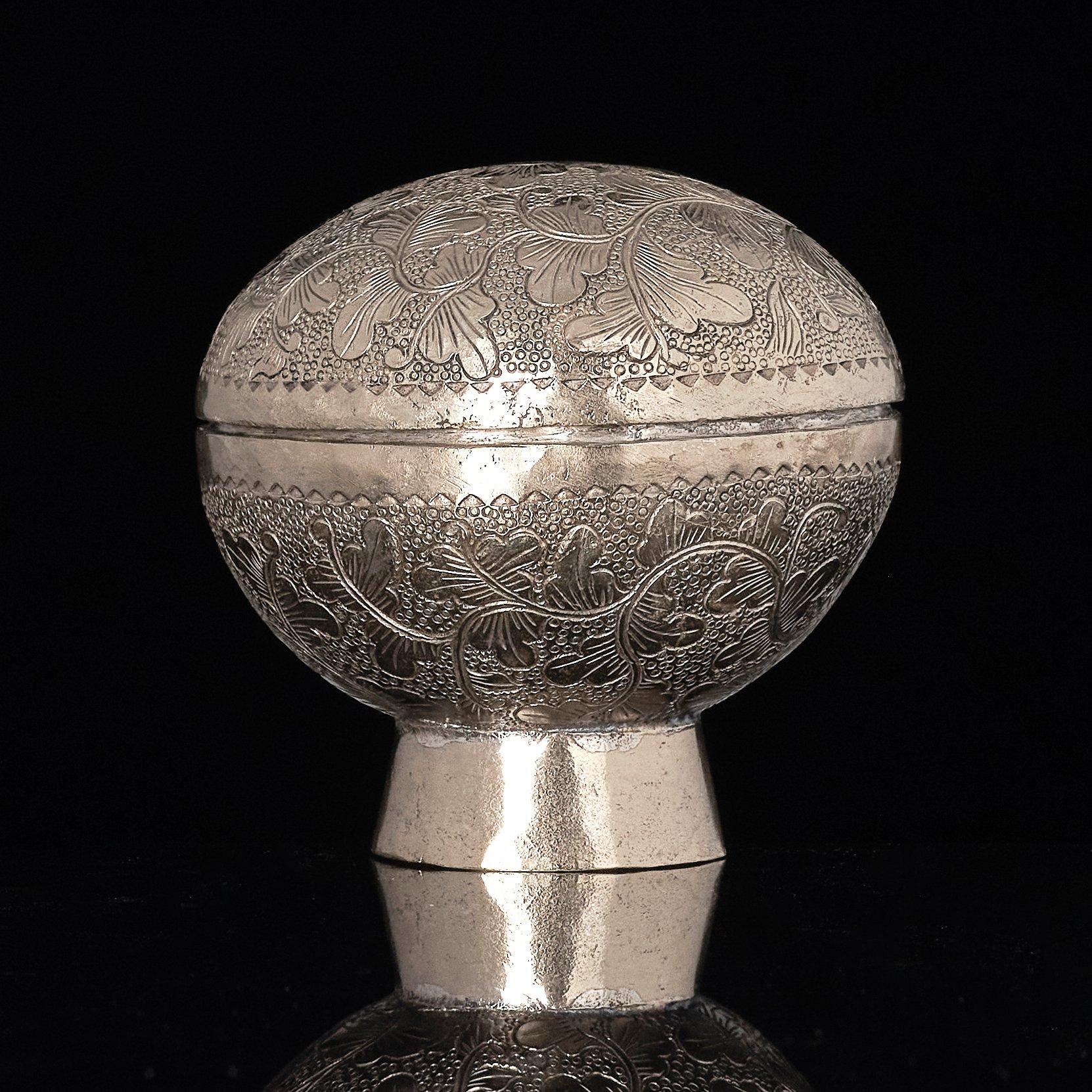 Ask med lock, silver. Tangdynastin (618-907).