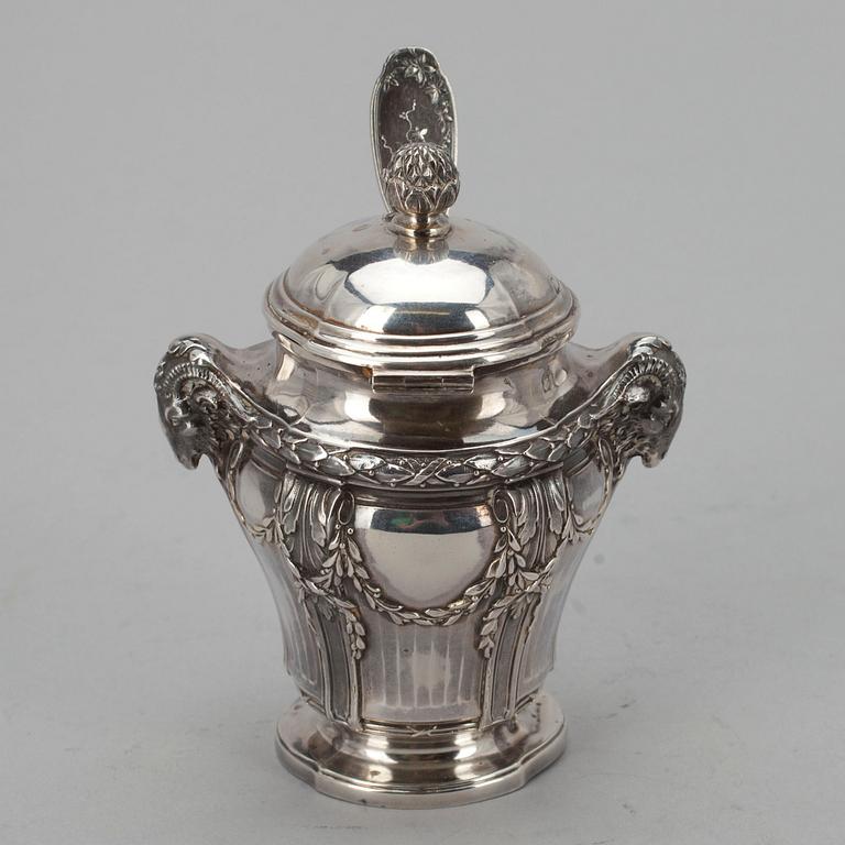 SENAPSKANNA, Paris 1800-tal, och SKED, Eugène Lefebvre (1896-1910). Total silvervikt 107,6 g.