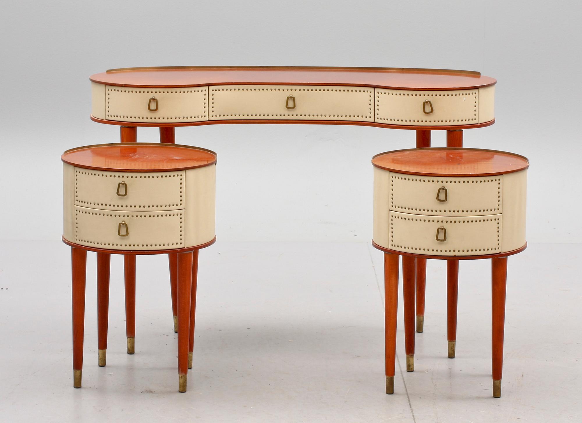 SMINKBORD samt SÄNGBORD, ett par, 1900-tal.