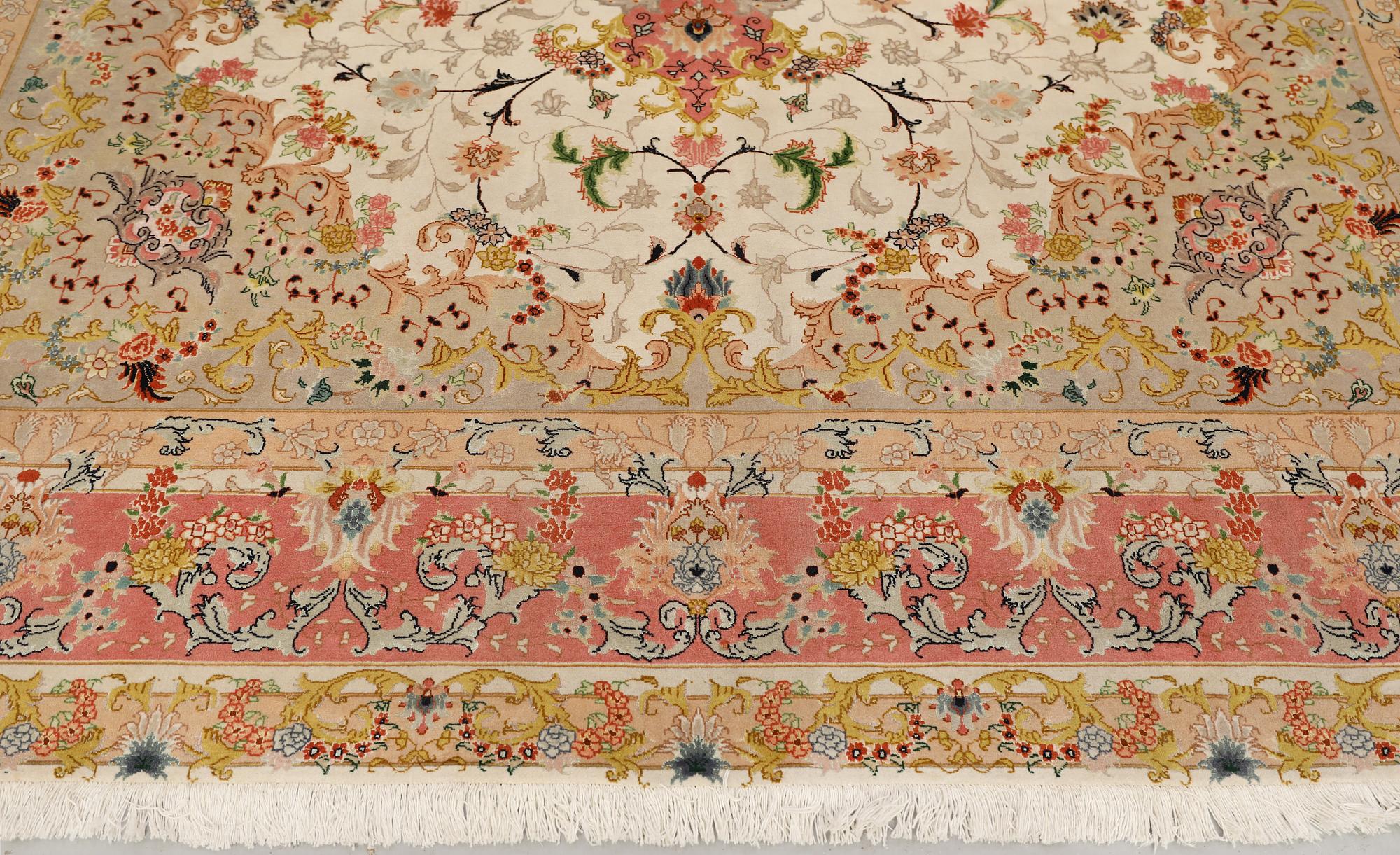 Matta, Täbris, part silk, s.k. 50 radj. ca 352 x 243 cm.