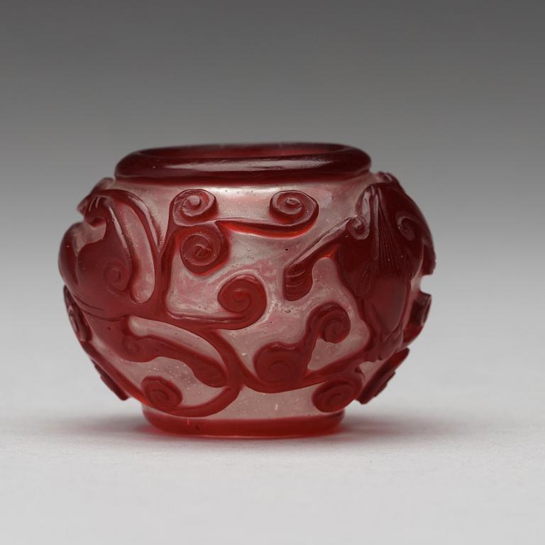 A peking glass brush-water pot, circa 1900.