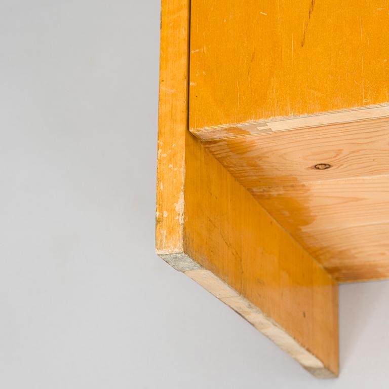Aino Aalto, sängbord, 2 st, modell 170, O.Y. Huonekalu- ja Rakennustyötehdas A.B. 1940-tal.