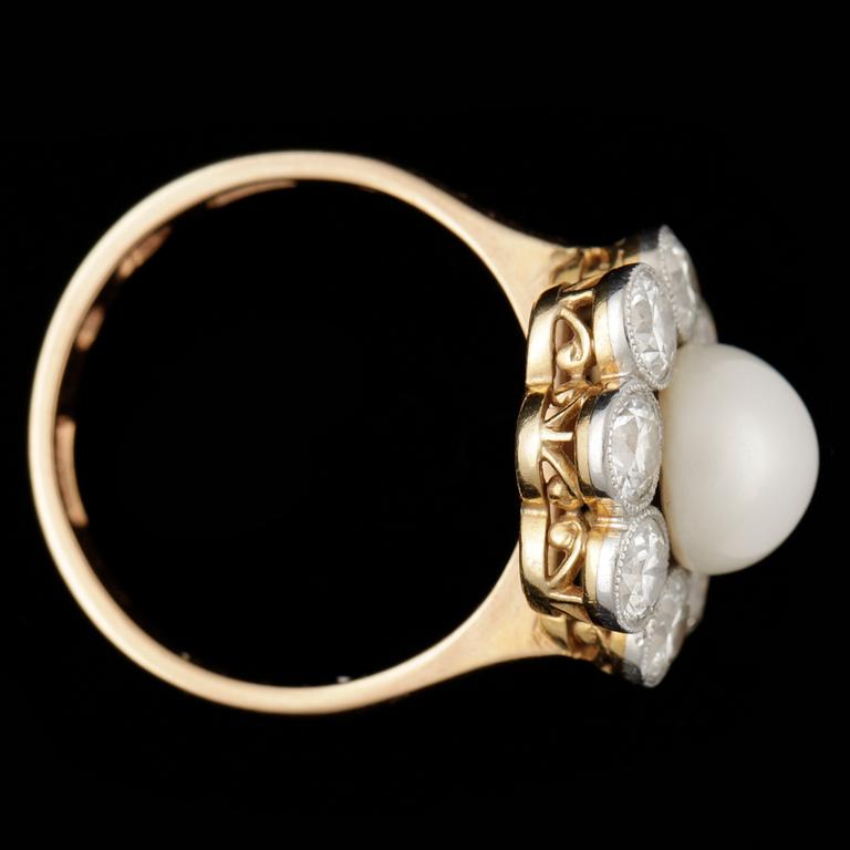 RING, 18k guld med odlad mabépärla och briljantslipade diamanter tot ca1,20ct. Öijving, Gävle, 1948. Vikt 5,2g.