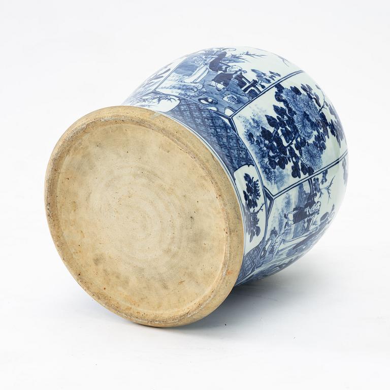 A large blue and white porcelain urn with cover, China, around 1900.