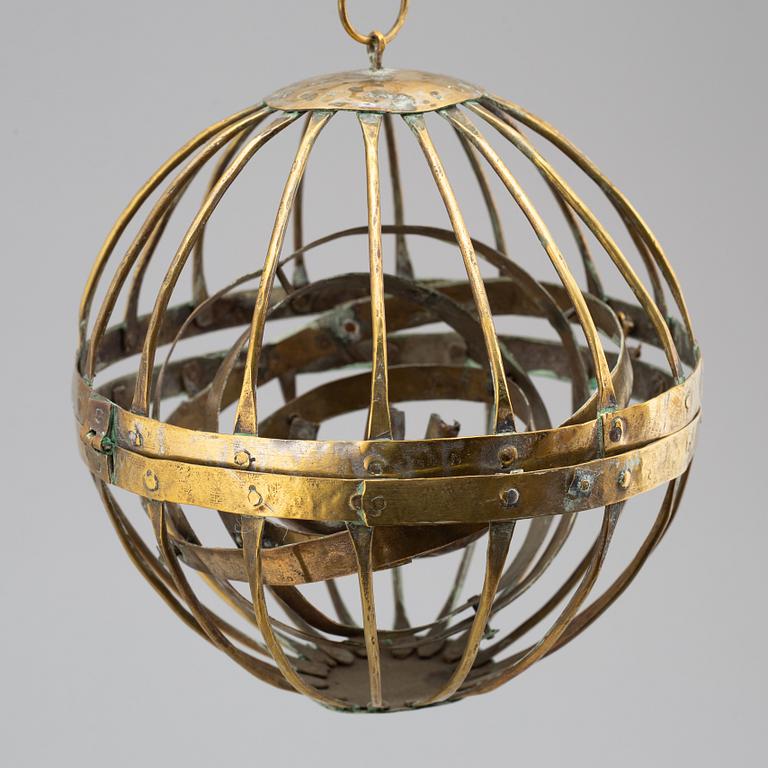 AN 18TH CENTURY BRASS NAUTICAL OIL LAMP.