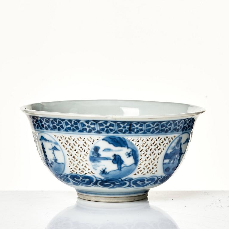 A blue and white bowl, Qing dynasty, Kangxi (1662-1722).