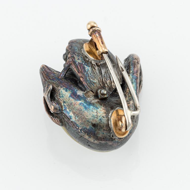 Brosch i form av en svan i silver och guld med en blisterpärla och rosenslipade diamanter.