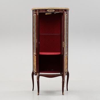 VITRINSKÅP, Louis XVI-stil, 1900-tal.
