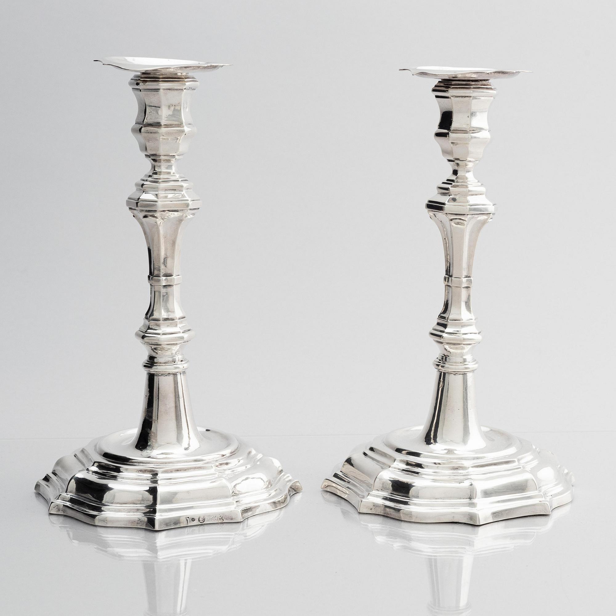 Jonas Thomasson Ronander, ljusstakar, ett par, silver, Stockholm 1754. Senbarock.