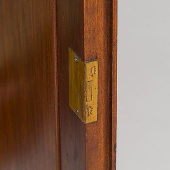 Vitrinskåp, 1900-talets första hälft.