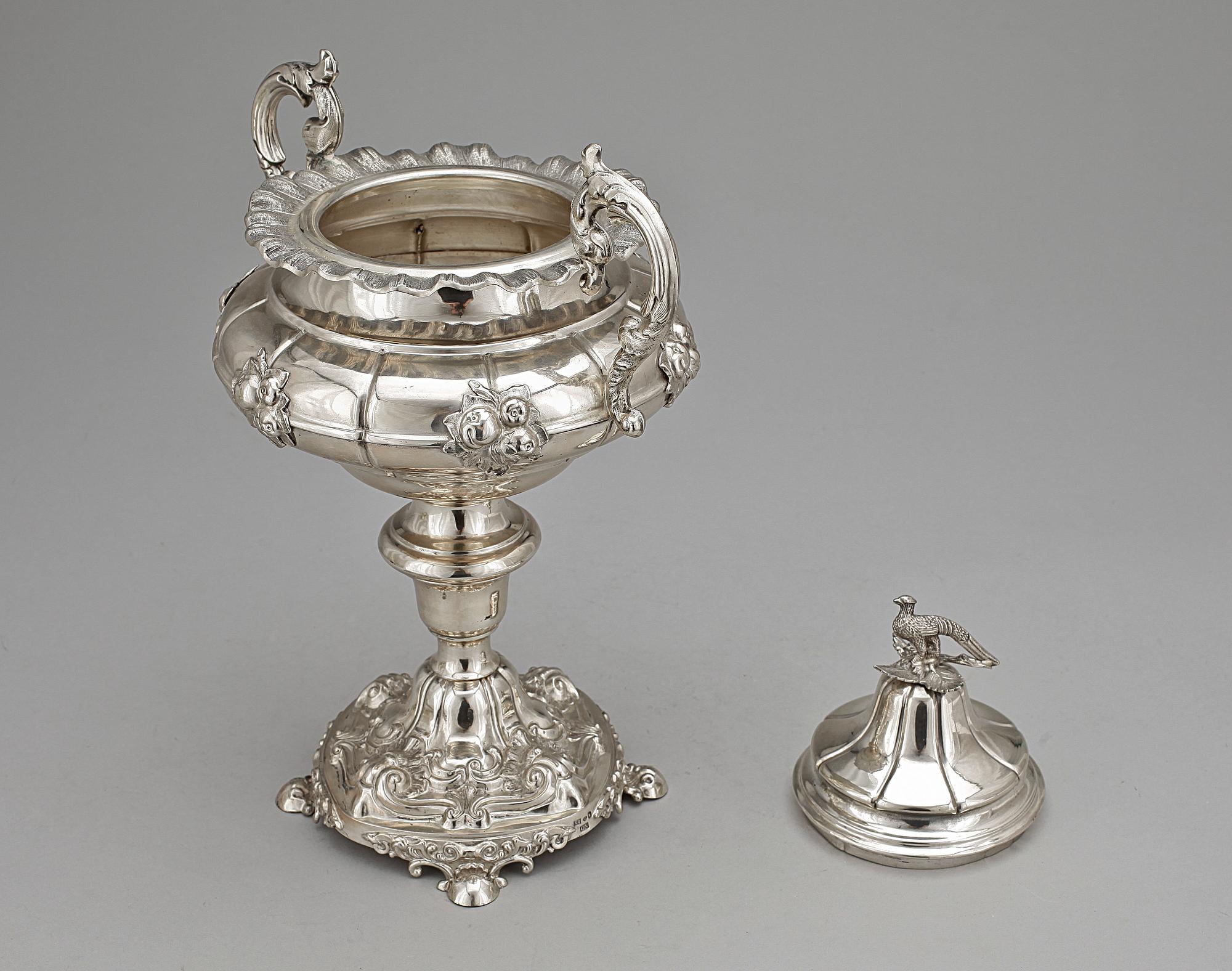 UPPSATSSKÅL med LOCK, silver, nyrokoko, Carl Nyström Stockholm 1848. Tot vikt ca 940g.