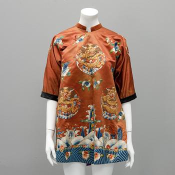An embroidered silk robe, Qing dynasty, 19th Century.