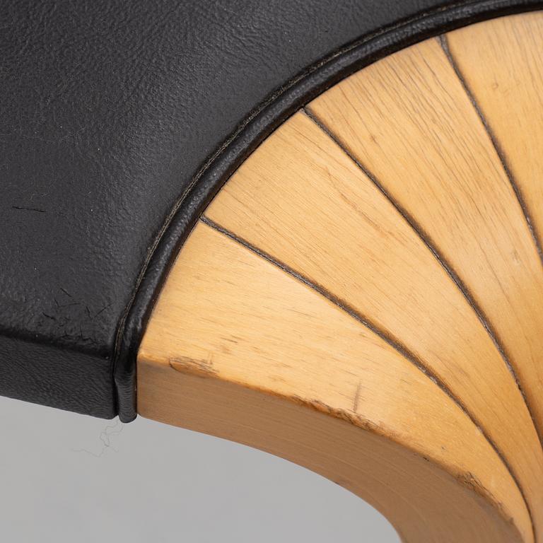 Alvar Aalto, jakkara, mallli X 602,  O.Y. Huonekalu- ja Rakennustyötehdas A.B. 1900-luvun puoliväli.