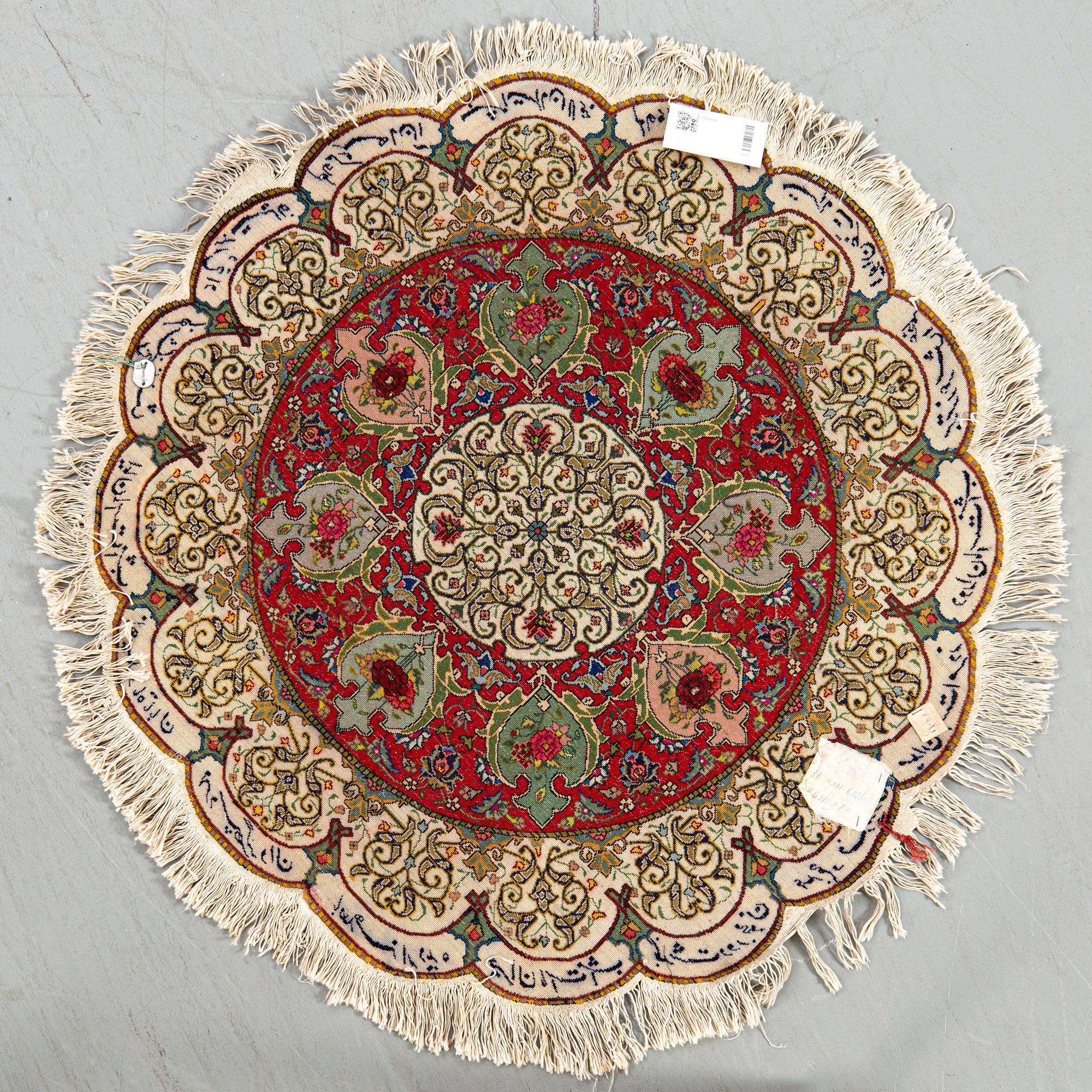 A semiantique Tabriz carpet diameter 95 cm.