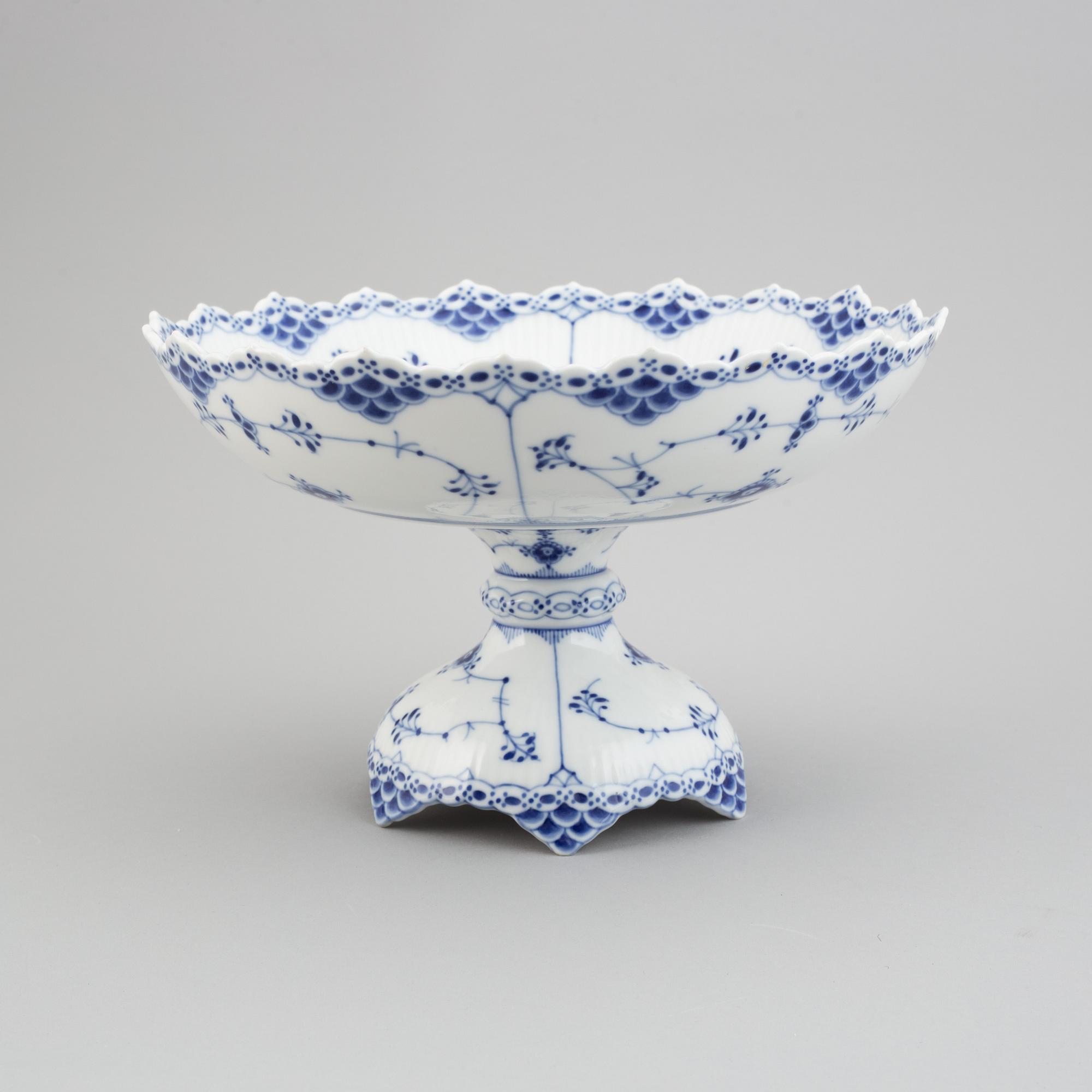 Royal Copenhagen, a porcelaine bowl, Musselmalet, number 1/634.