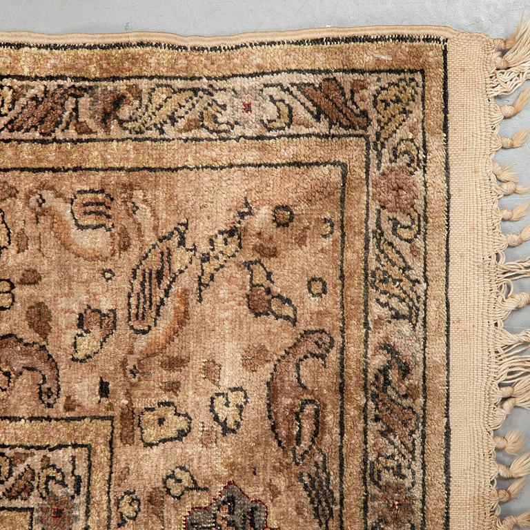 Matto, a semi-antique Kayseri, ca 180-182,5 x 121,5-125,5 cm (as well as the ends with 2 and 3 cm flat weave).