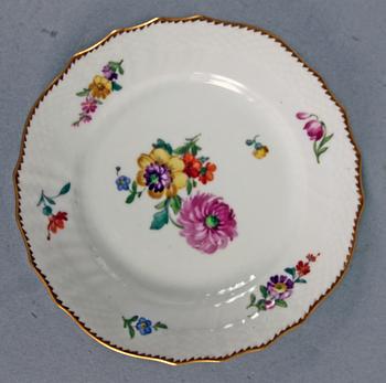 MATSERVIS, 68 delar, porslin, "Sachsisk blomst", Royal Copenhagen.