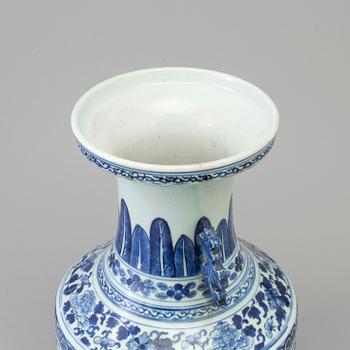 A large blue and white porcelain vase, Qing dynasty, late 18th/early 19th century.