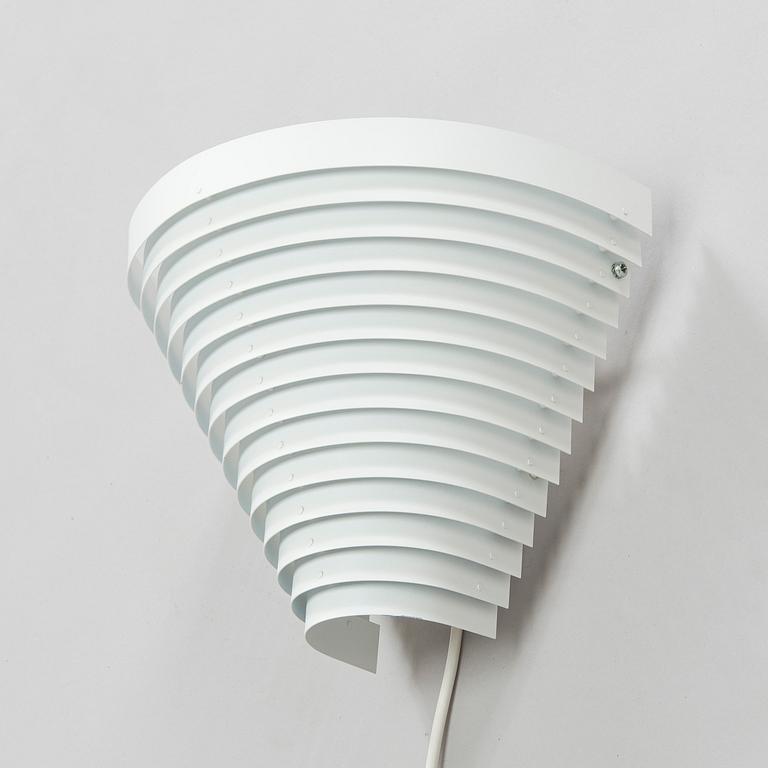 Alvar Aalto, Vägglampa modell A 910, Artek.