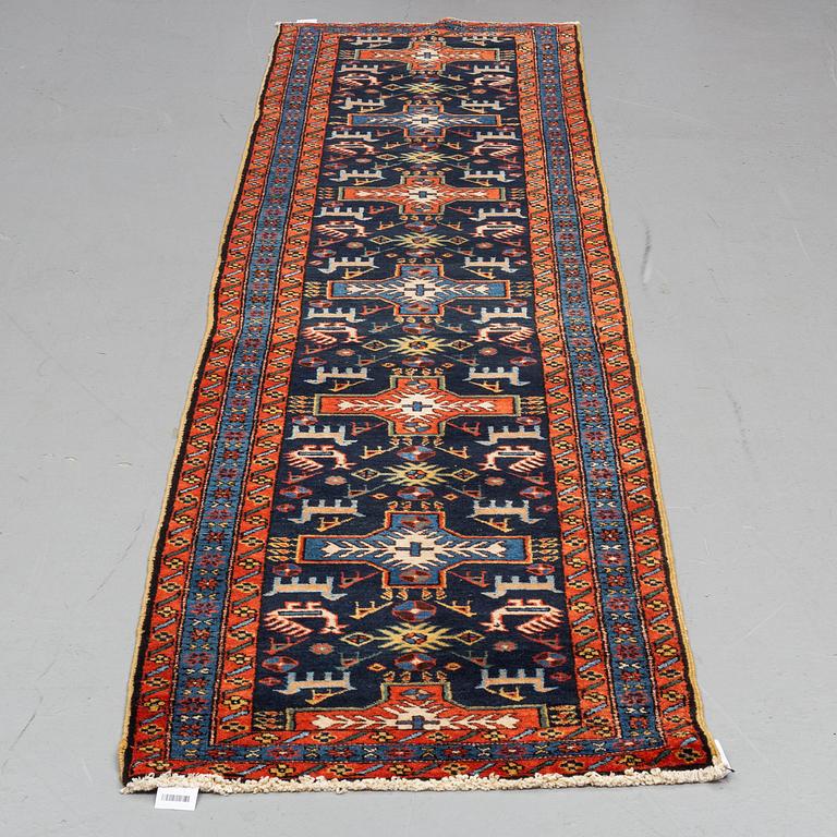 A RUNNERM Old West persian, ca 326 x 76 cm.