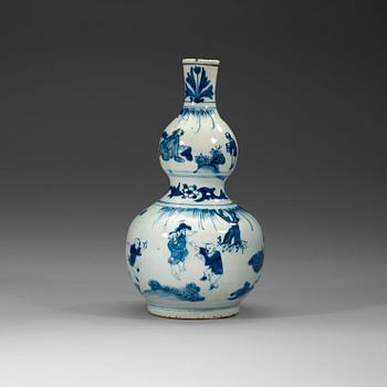 388. A blue and white Transitional kalebass vase, 17th century.