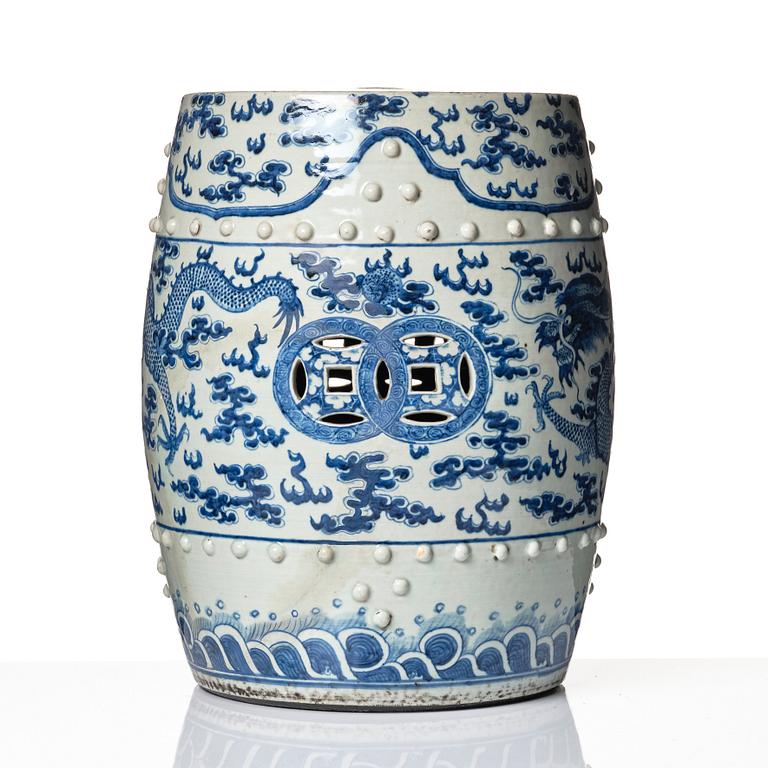 A blue and white four clawed dragon garden seat, Qing dynasty, 19th Century.