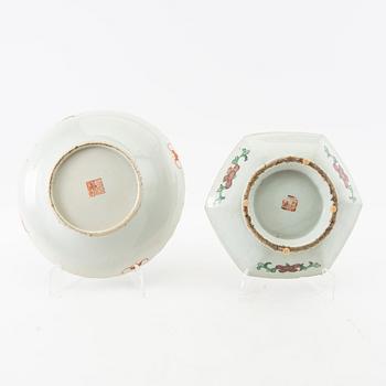 Skålfat, två stycken, porslin. Sen Qingdynasti.