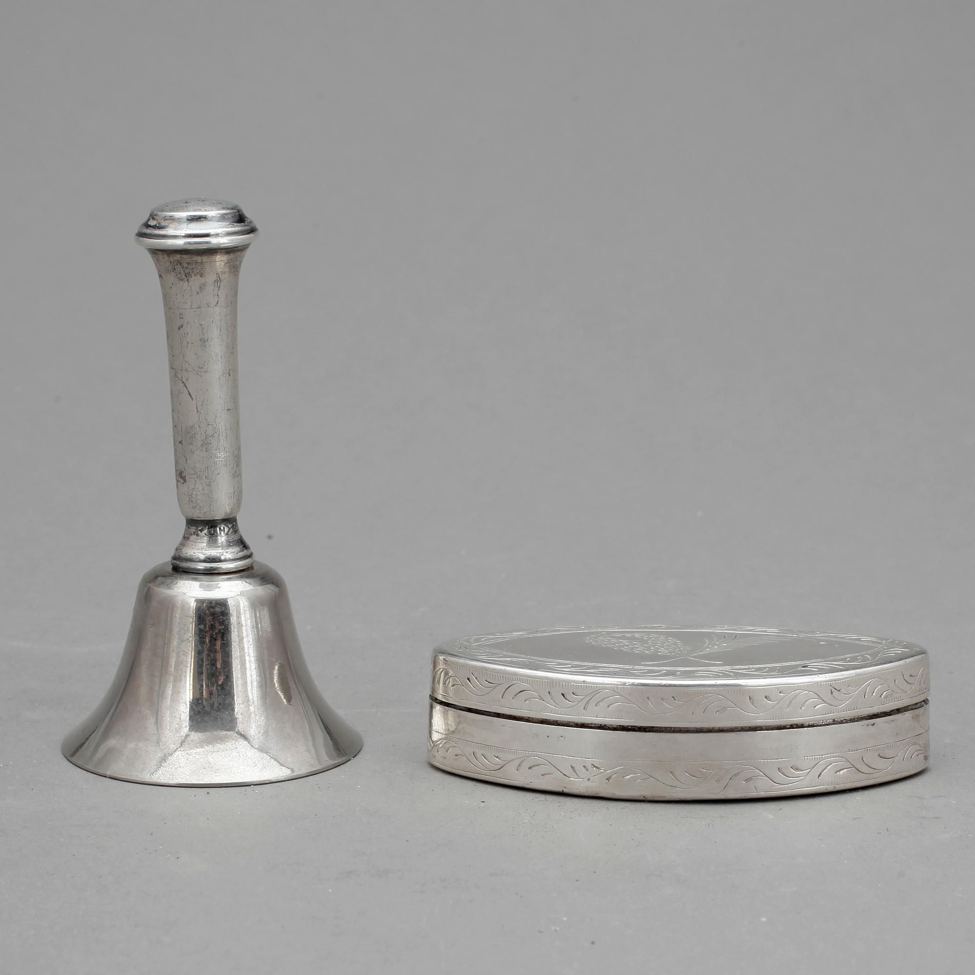 DOSA samt BORDSKLOCKA, silver, däribland Olof Peter Almén, Hedemora, 1808 (verksam 1787-1806),