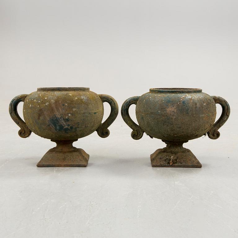 TRÄDGÅRDSURNOR I GJUTJÄRN, ett par, 1900-talets början.