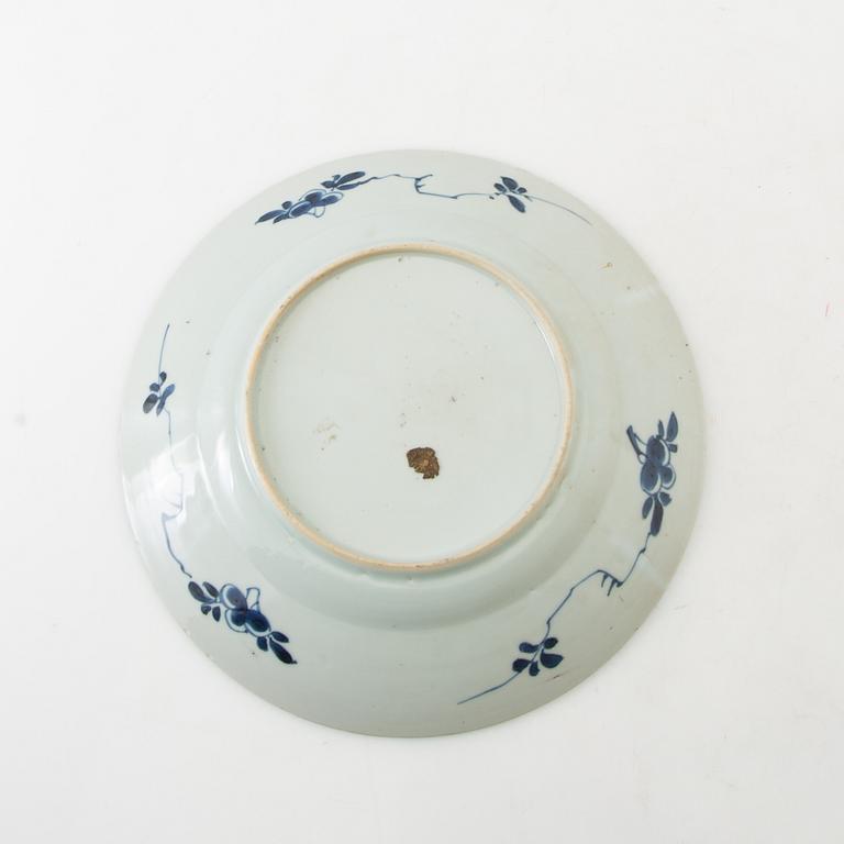 A blue and white dish, Qing dynasty, early 18th century.