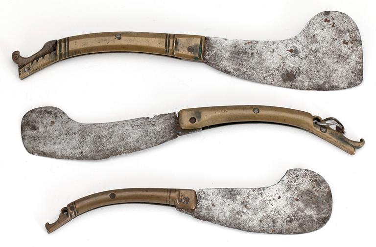 GÄSTABUDSKNIVAR, 3 st, mässing, järn, sannolikt 1700-tal.