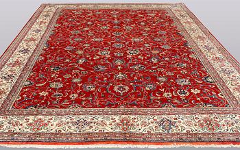 A Sarouk carpet, approx. 423 x 312 cm.