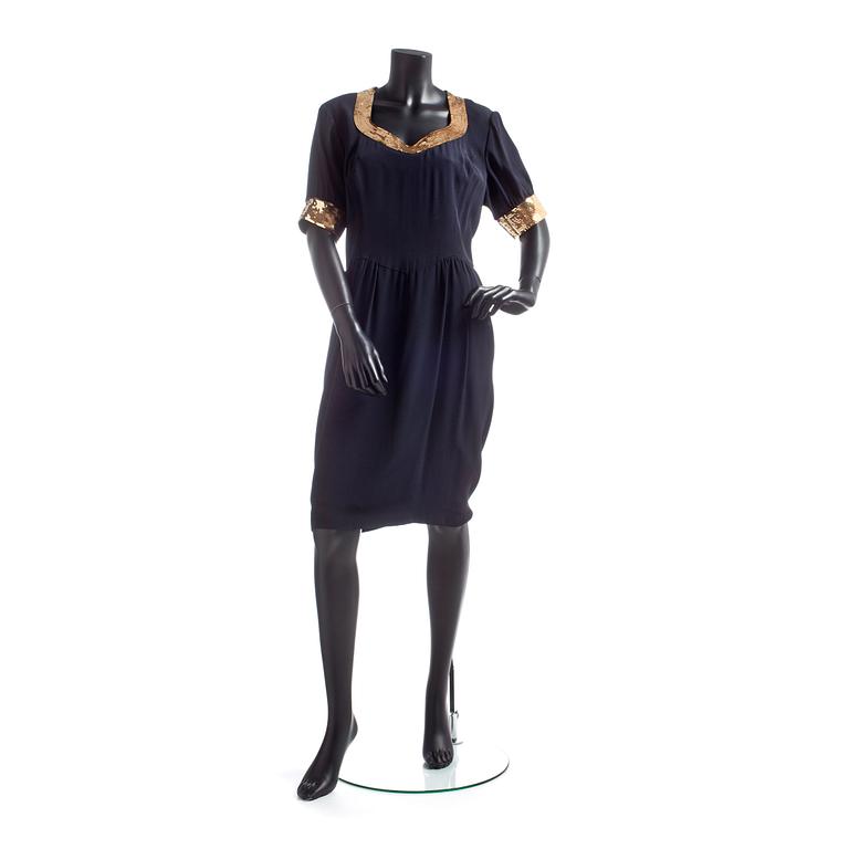 ESCADA, a black coctaildress with gold colored sequins.