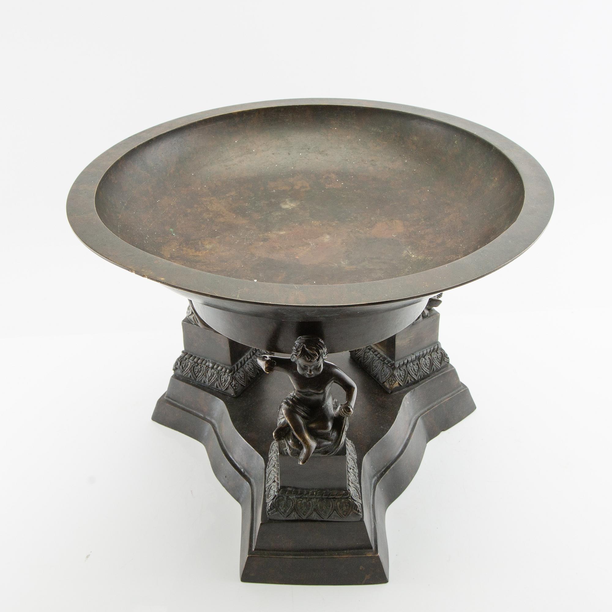 Goblet on foot Antique style 20th century patinated bronze.