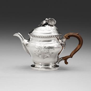 1023. A Swedish 18th century silver tea-pot, marks of Johannes Nordgren, Jönköping 1788.