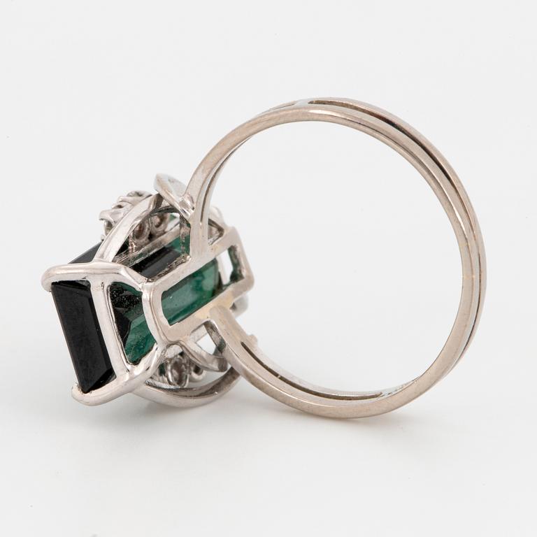 Green tourmalien and brilliant-cut diamond.