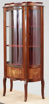 VITRINSKÅP, Louis XVI-stil, 1900-talets andra hälft.