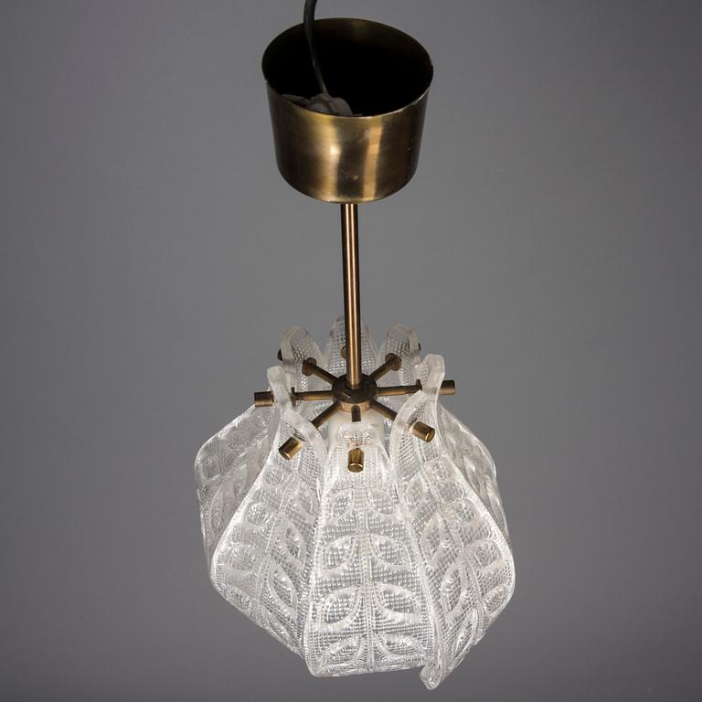 TAKLAMPA, glas och mässing, troligen Carl Fagerlund, Orrefors, 1900-talets senare hälft. Totalhöjd ca 44 cm.