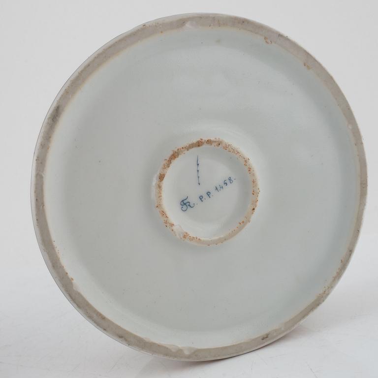 A porcelain box, 19th Century.