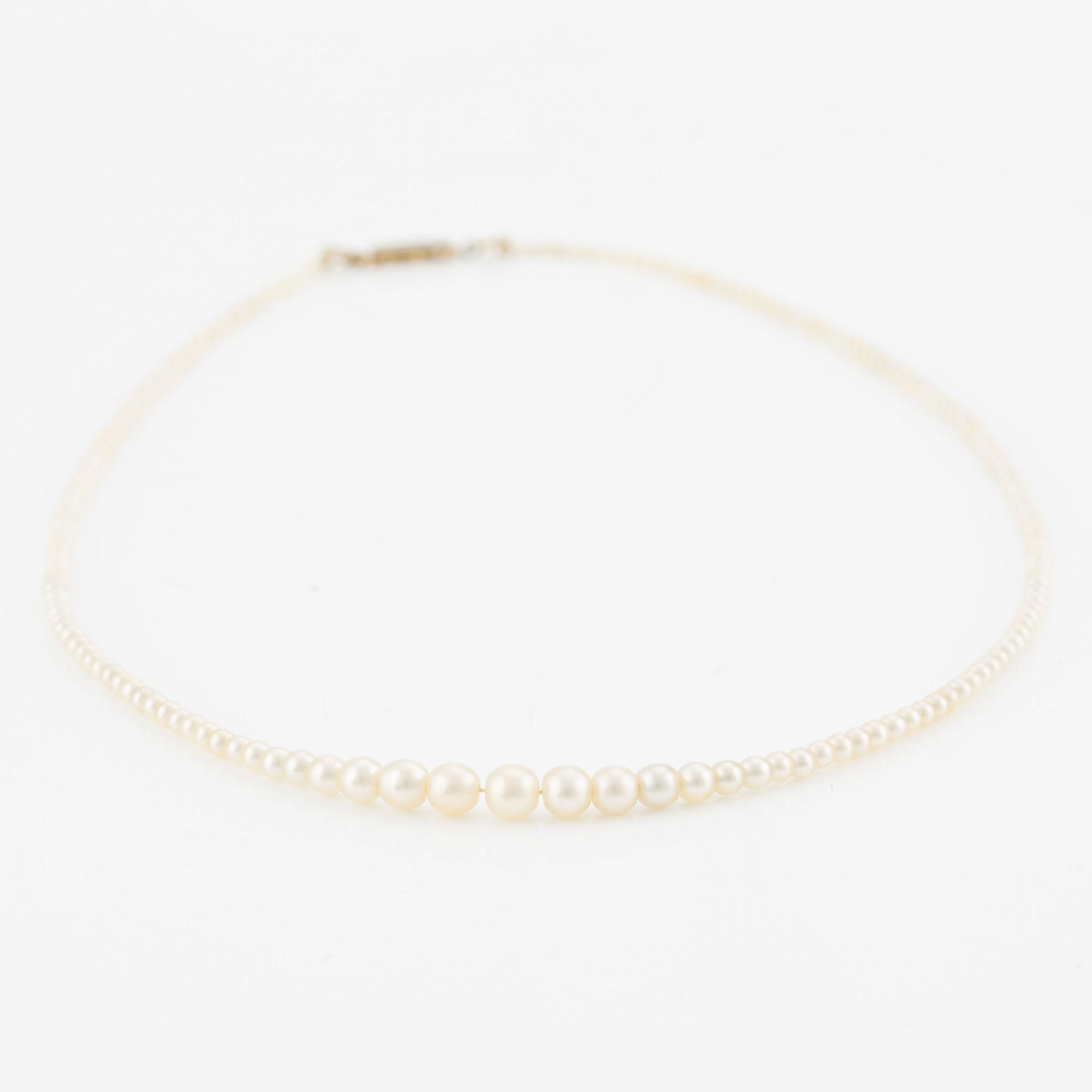 Collier, möjligen orientaliska pärlor, lås i guld med diamanter.