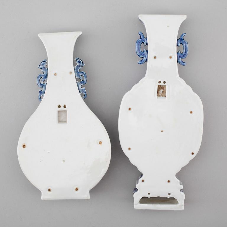 VÄGGVASER, 2 st, porslin, Kina, 1900-tal.