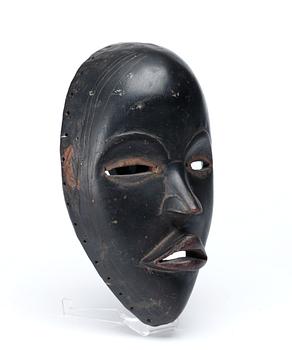 DANSMASK. Trä. Dan-stammen. Côte d'Ivoire (Elfenbenskusten) omkring 1950. Höjd 25,5 cm.