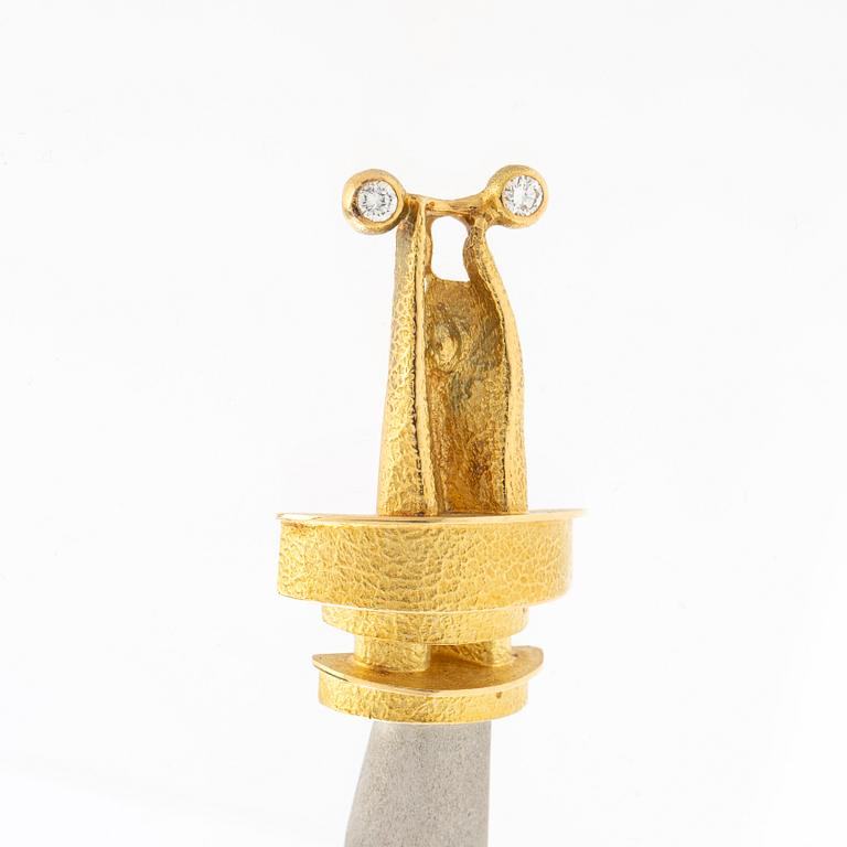 Magnus G:son Liedholm, Brooch 18K gold and platinum set with round brilliant-cut diamonds.