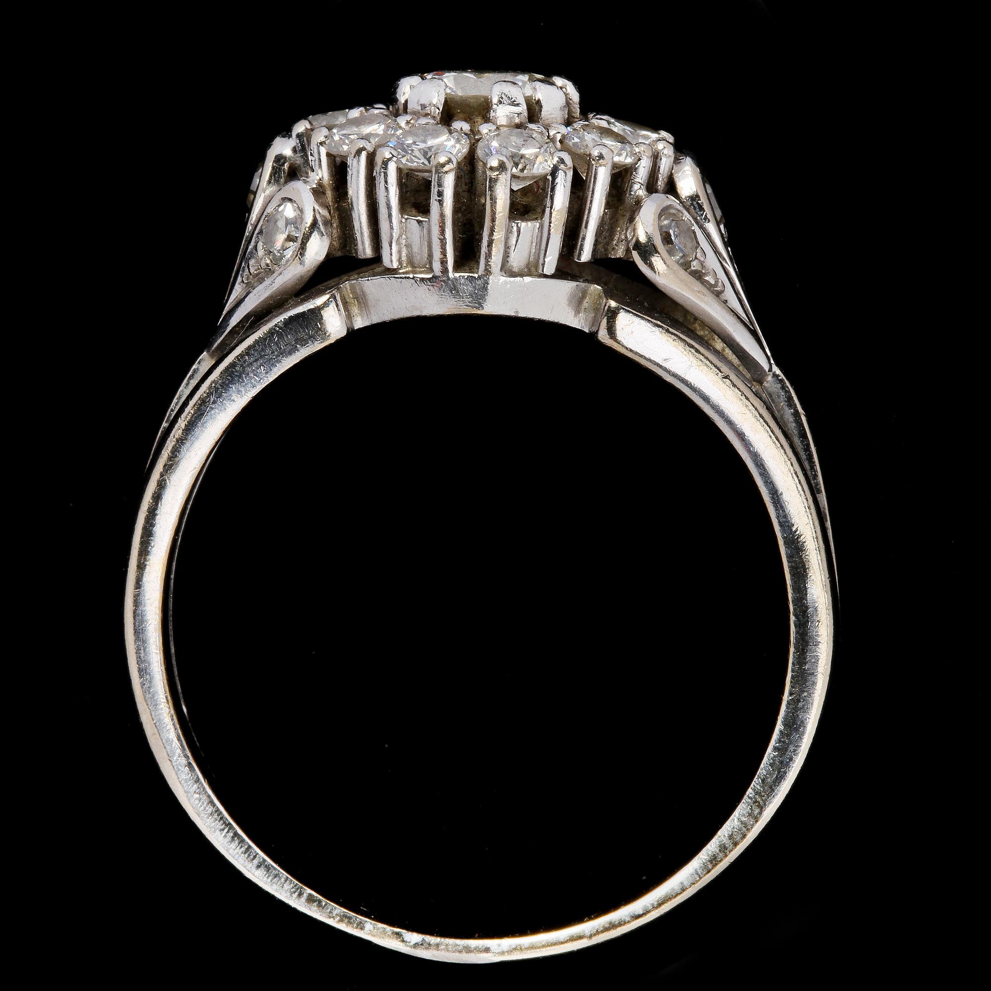 RING, 18k guld med 11 briljantslipade diamanter, tot ca 0.80 ct. Vikt 7 g.
