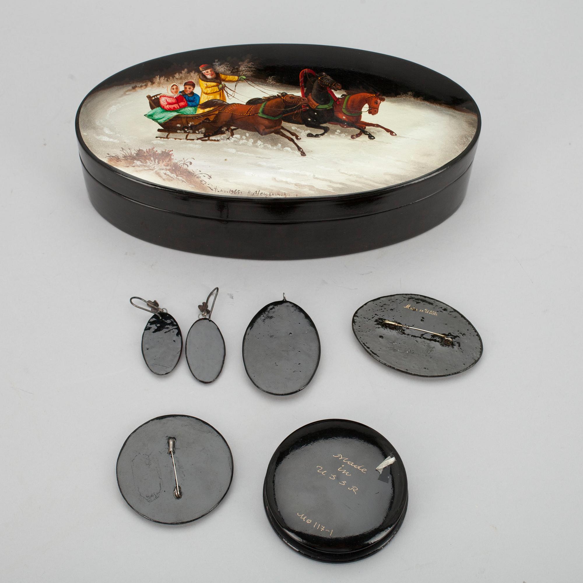 ETT PARTI RYSKA LACKARBETEN, 6 st. 2 askar, 2 broscher, ett hänge och ett par örhängen. 1960-80-tal.