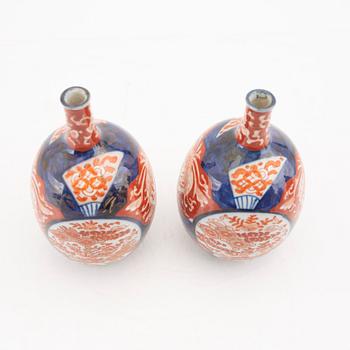 A set of seve Japanese Imari porcelain urns av vases 19th/20th century.